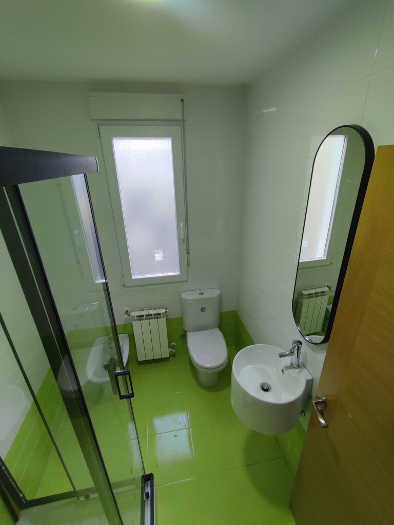 Lavabo y espejo del baño