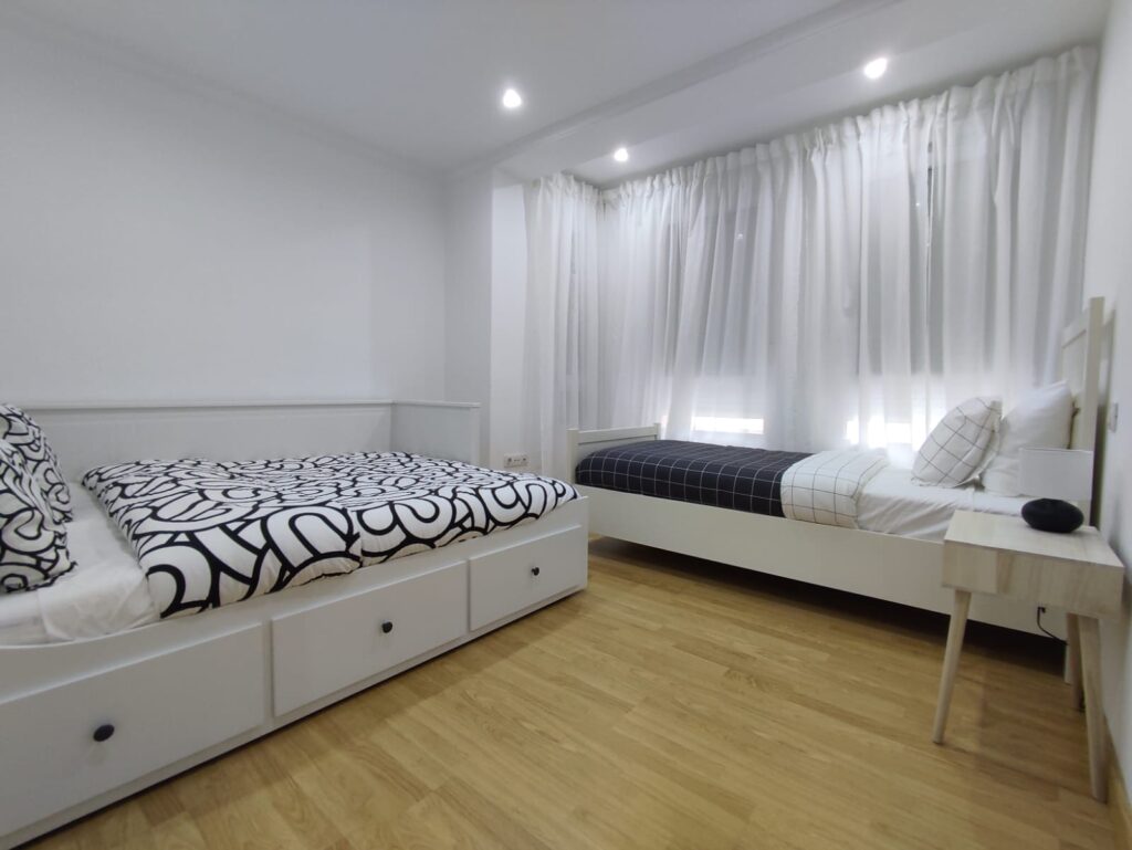 Dormitorio con vistas