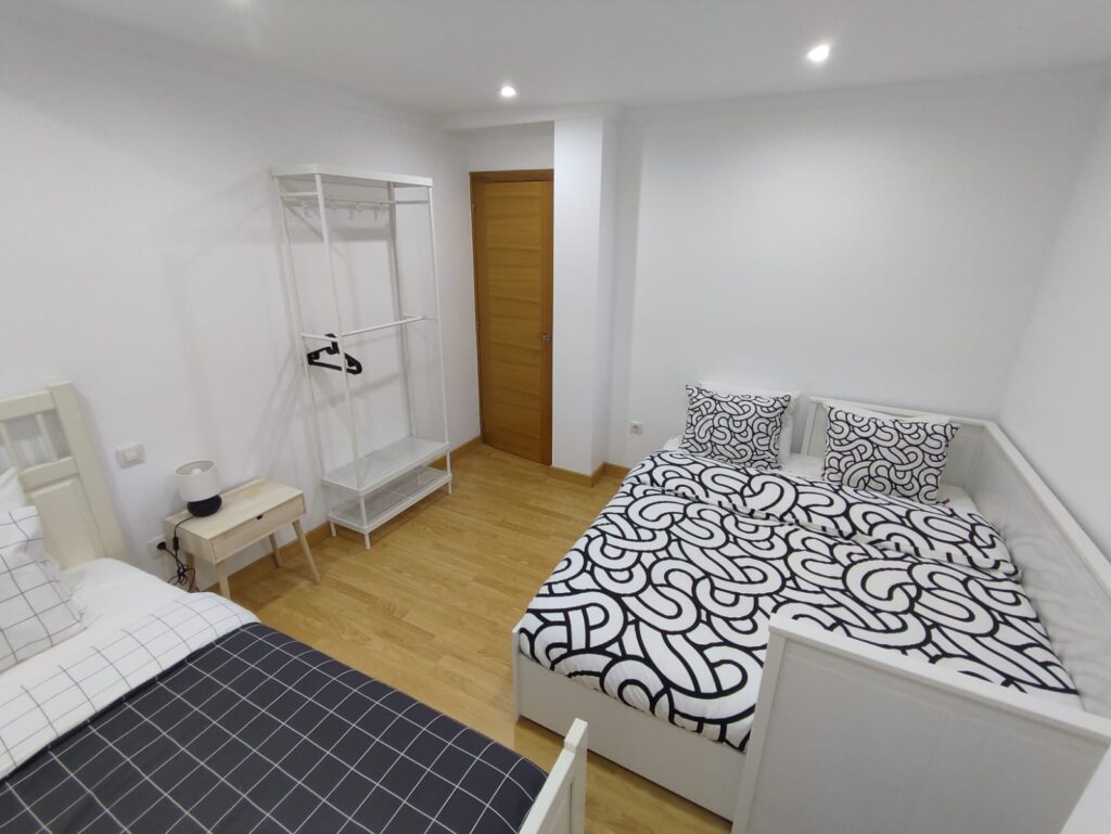 Dormitorio con espacio de almacenamiento